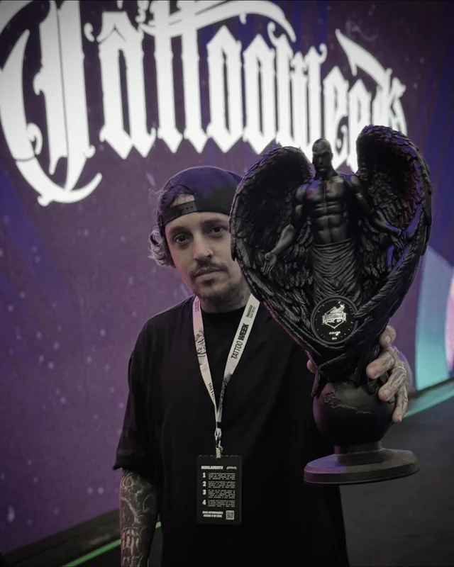Thiago Zaparolli com o troféu da Tattoo Week, onde foi jurado
